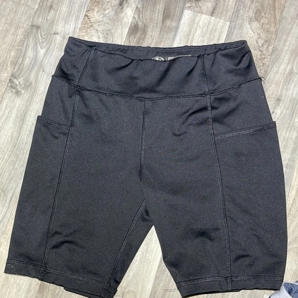 Bundle 3 athletic shorts‎ and 2 athletic tops